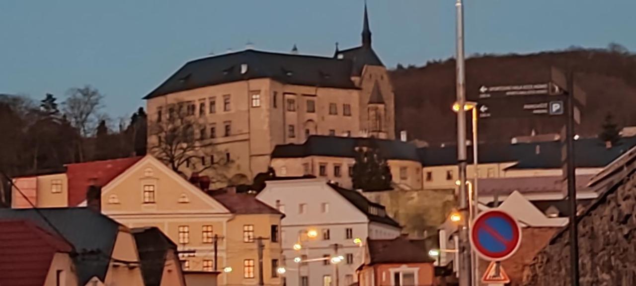 Apartman - Cafe Princ Pod Hradem Wifi, Klima Штернберк Екстер'єр фото